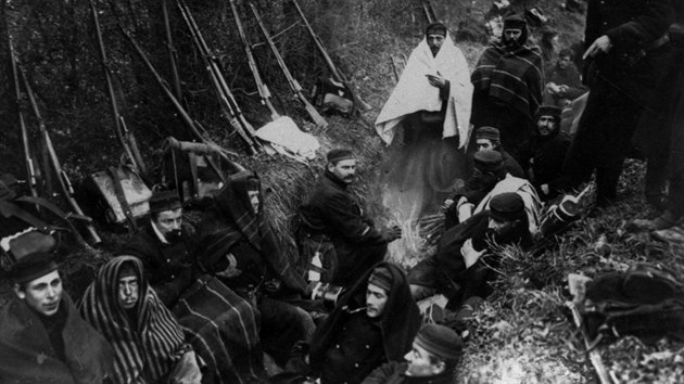 Spojenet vojci  se sna zaht v zkopu u strategicky vznamnho belgickho msta Ypres v roce 1914. O rok pozdji se tu svede bitva, v n bude poprv pouit bojov plyn yperit.