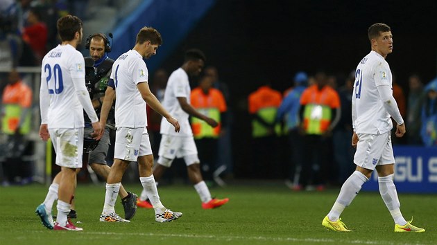 ALBION V POTÍÍCH. Fotbalisté Anglie po prohe s Uruguayí.