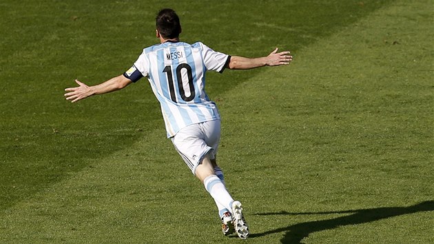 SPASITEL. Fotbalisty Argentiny zachrnil v utkn s rnem v nastavenm ase jejich kapitn Lionel Messi.