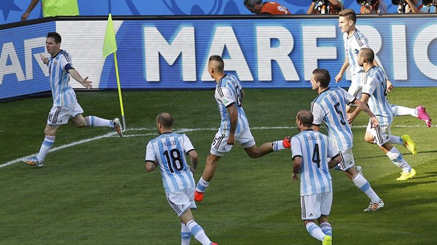 SPASITEL. Fotbalisty Argentiny zachrnil v utkn s rnem v nastavenm ase jejich kapitn Lionel Messi (vlevo).