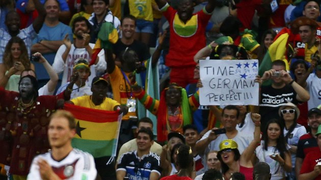 OTOILI SKRE. Fotbalist Ghany se raduj z druhho glu proti Nmecku.