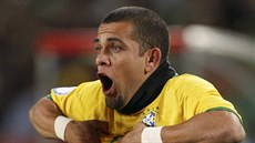 Dani Alvés se pustil do bývalého anglického reprezentanta Alana Shearera.