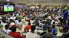 UVOLN�NÁ ATMOSFÉRA. Stovky turist� sledují na leti�ti v Belo Horizonte zápas...