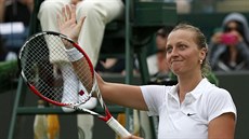 Petra Kvitová mává fanoukm po zápase s Andreou Hlavákovou.