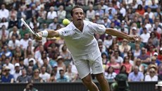Radek �t�pánek se natahuje, aby odvrátil úder Novaka Djokovi�e.