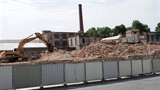 Jedna z mnoha. Budovu bývalé Landsbergerovy p�ádelny ve Frýdku v t�chto dnech...