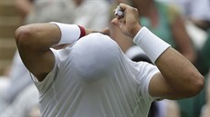 panlský tenista Rafael Nadal se pevléká v duelu s Lukáem Rosolem ve...