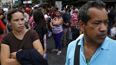 Lidé v Caracasu eí, jak se dostat dom poté, co výpadek proudu zastavil metro...
