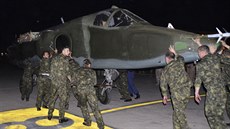 Ru�tí vojáci vykládají ruský letoun Su-25 na irácké vojenské základn� Muthanna...
