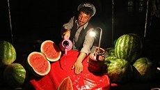 Afghánský pouliní prodejce vodních meloun istí své pracovit a eká na...