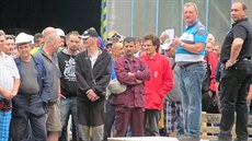 KRIZE. Dv� stovky d�lník� z kladenské Poldovky takto v �ervnu protestovaly proti neuhrazeným mzdám.