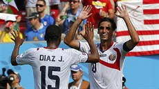 Kostaričan Bryan Ruiz děkuje za parádní centr Diaze, po němž hlavou vstřelil gól
