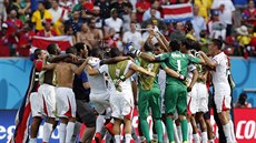 Už je to dokonáno. Fotbalisté Kostariky oslavují senzační postup do osmifinále...