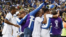 Hondurasané se radují z vedoucího gólu, který vsttelil útoník Costly