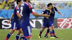 Japanonec indi Okazaki (druhý zprava) oslavuje vyrovnávací gól proti Kolumbii