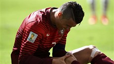Ronaldo se po jednom ze zákroků drží za koleno