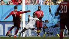 Ronaldo střílí druhý gól Portugalců v utkání s Ghanou
