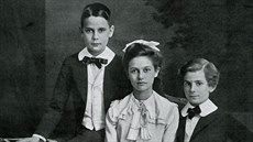 Dobová fotografie hohenberských dětí. Zleva Maxmilián, Žofie a Ernst.