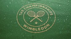 DÉ. Ve Wimbledonu nepanuje ideální tenisové poasí.