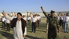 Dobrovolníci z šíitských polovojenských jednotek se účastní v Nadžáfu cvičení v...