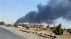 Z největší irácké rafinerie v Bajdží stoupá hustý dým (19. června 2014).