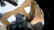 eský voják ve vi obrnného vozidla MRAP bhem patroly poblí afghánského...