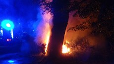 Po p�íjezdu hasi�� Ford Fiesta ho�el. Bylo z�ejmé, �e �idi� nemohl p�e�ít. (25....