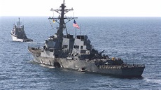 Torpédoborec USS Cole pokozený výbuným lunem.