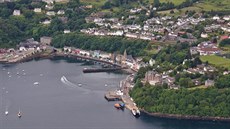 Městečko Tobermory – hlavní město ostrova Mull, Vnitřní Hebridy. Vlevo dole je...