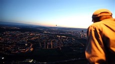 Fotoreportér MF DNES Jií Salik Sláma absolvoval let balonem nad noním Brnem....