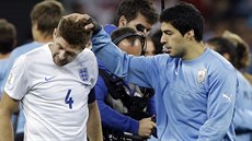 Urguayský útočník Luis Suárez (vpravo) a anglický kapitán Steven Gerrard po...