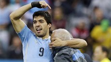 Uruguayský útočník Luis Suárez (vlevo) při oslavě gólu proti Anglii děkuje...