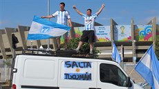 Fanoušci Argentiny před stadionem v Belo Horizonte před zápasem svého týmu...