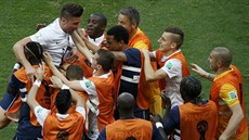 Francouzský útočník Olivier Giroud skáče mezi náhradníky, aby s nimi oslavil...