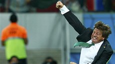 Trenér mexických fotbalistů Miguel Herrera slaví gól proti Chorvatsku.