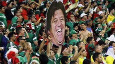 Mexičtí fanoušci oslavují trenéra Miguela Herreru během utkání s Chorvatskem.