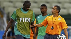 Yaya Touré (vlevo) během tréninku na mistrovství světa poslouchá kouče Sabri...