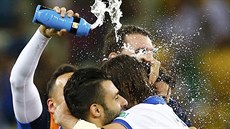 Řecký útočník Jorgos Samaras (vpravo) se spoluhráči slaví postup do osmifinále...