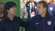 Nmecký trenér Joachim Löw (vlevo) a jeho krajan Jürgen Klinsmann, který vede...