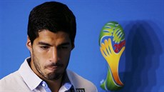 Uruguayský útočník Luis Suárez opouští stadion v Natalu, kde při zápase s...
