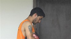 Uruguayský útočník Luis Suárez na balkoně týmového hotelu  Serhs v Natalu poté,...