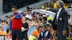 TAM, NE TADY Italský kou Rus Fabio Capello a bosenský trenér Alírska Vahid...