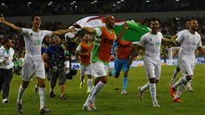 Fotbalisté Alžírska oslavují postup do osmifinále mistrovství světa.