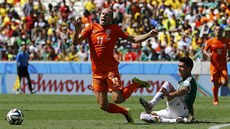 Nizozemský útočník Arjen Robben padá po souboji  mexického obránce Hectora...