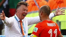 Nizozemský kou Louis van Gaal (vlevo) objímá Arjena Robbena po postupu do...