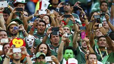 ÚSMĚV, PROSÍM! Mexičtí fanoušci si fotografují své reprezentanty.