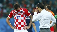 KONEC. Trenér Chorvat� Niko Kova� promlouvá s Mariem Mand�uki�em.