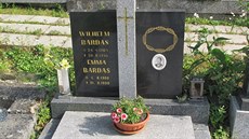Bardas je i se svou �enou poh�ben ve Stona�ov�.