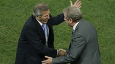 VÍTĚZ A PORAŽENÝ. Kouč uruguayské fotbalové reprezentace Oscar Tabarez (vlevo)...