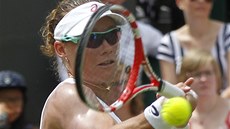 FORHEND. Samantha Stosurová v prvním kole Wimbledonu.  